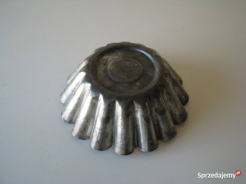 Mała zgrabna forma metalowa na babkę PRL