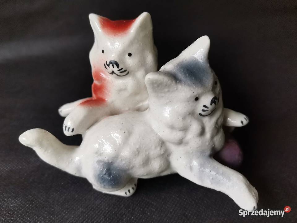 Stara porcelanowa figurka Koty z Piłką Katowice