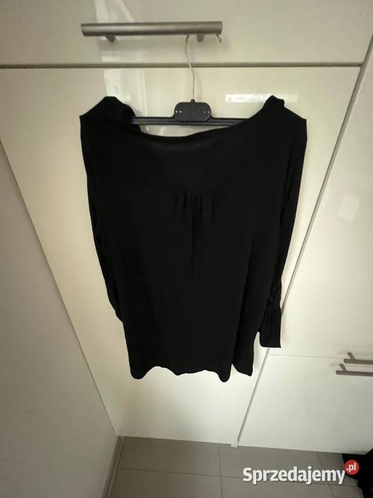 Szykowna koszulka z czarnym wzorem M