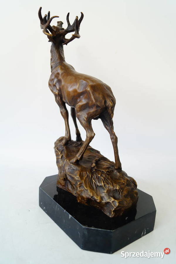 Ryczący jeleń na skale figura z brązu myśliwska