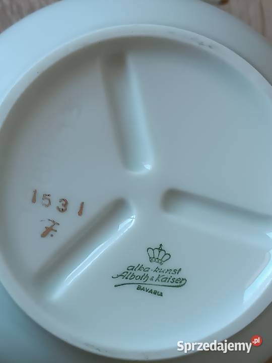 Osłonka czerwona róża sygnowana porcelana małopolskie Gorlice