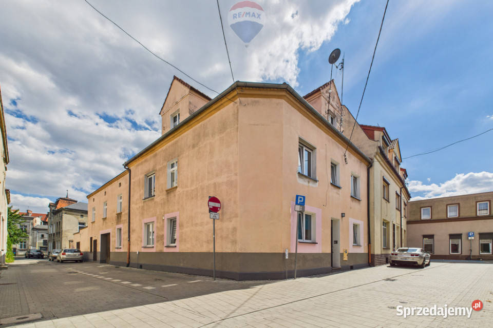 Kamienica mieszkania 2 lokale usługowe 3 garaże