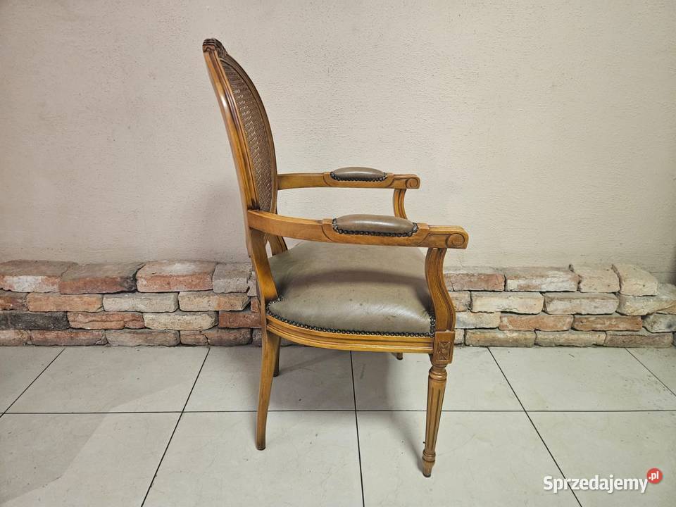 Stylowy pięknie zdobiony fotel KLASYKA