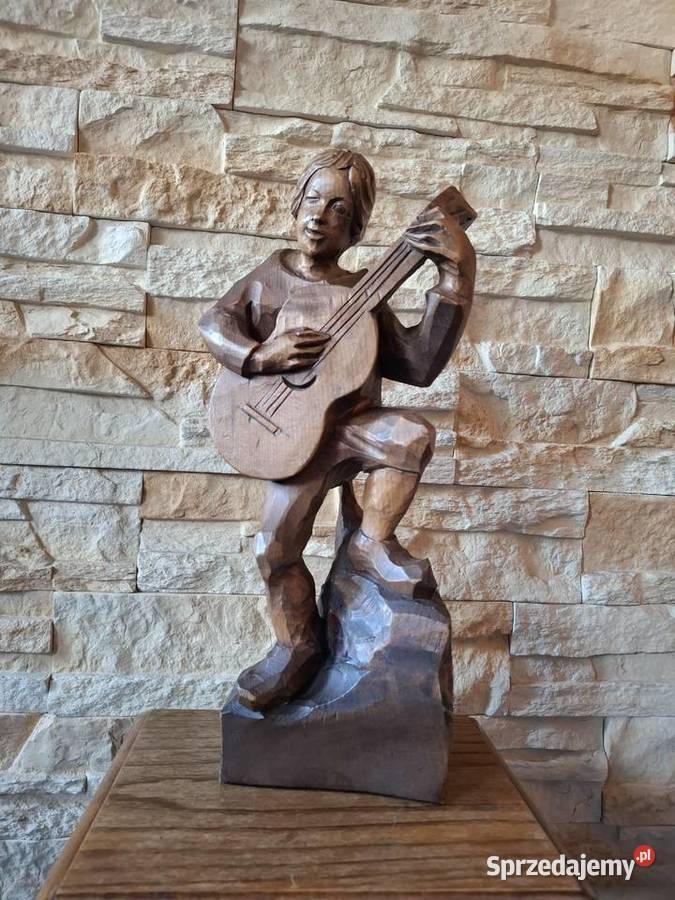 Rzeźba z drewna gitarzysta grajek na gitarze Lubień