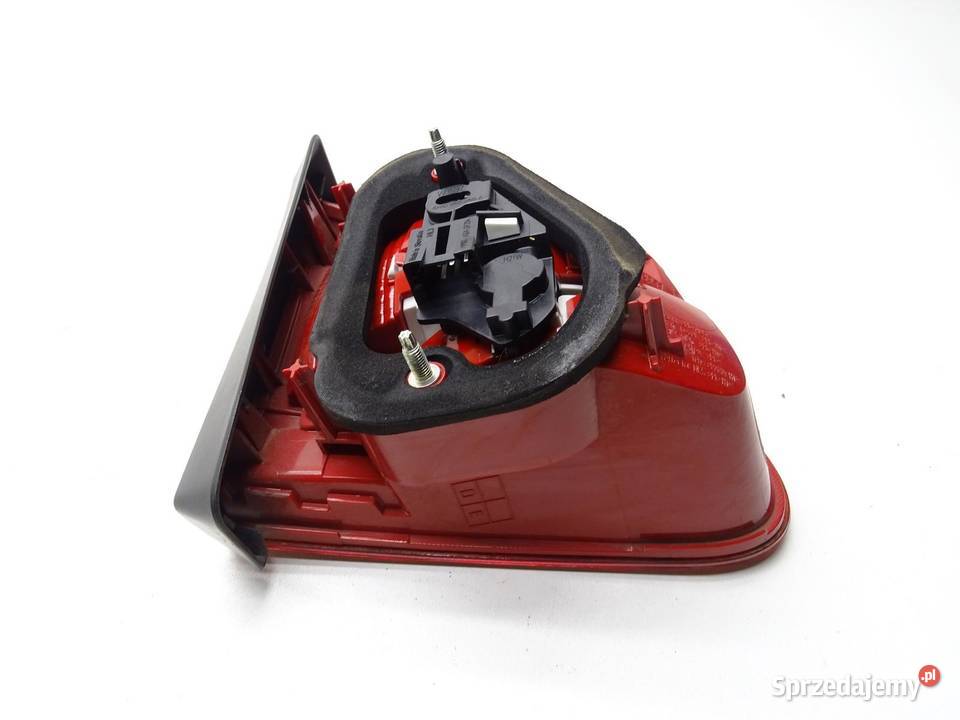 LAMPA PRAWA PRAWY TYŁ TYLNA W KLAPE 5N0945310 VW Lampy tylne
