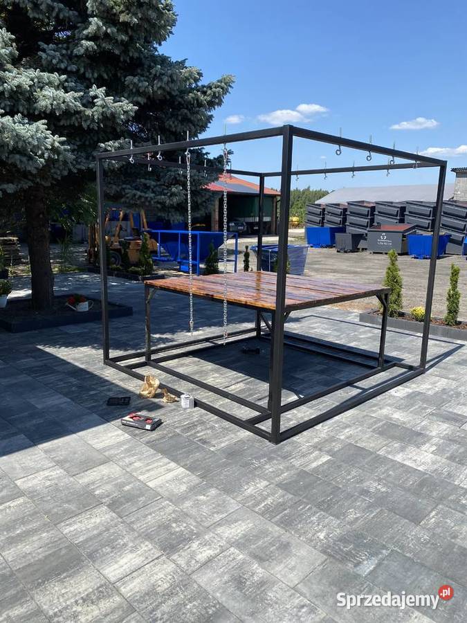 Stół ogrodowy z podwieszanymi siedziskami Ogród Niedrzew Pierwszy