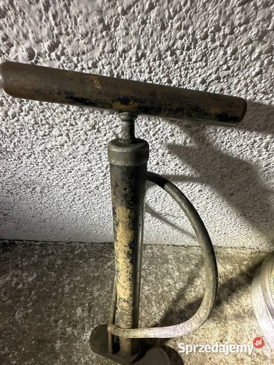 Stacjonarną metalową pompkę ręczną słupkową Gliwice
