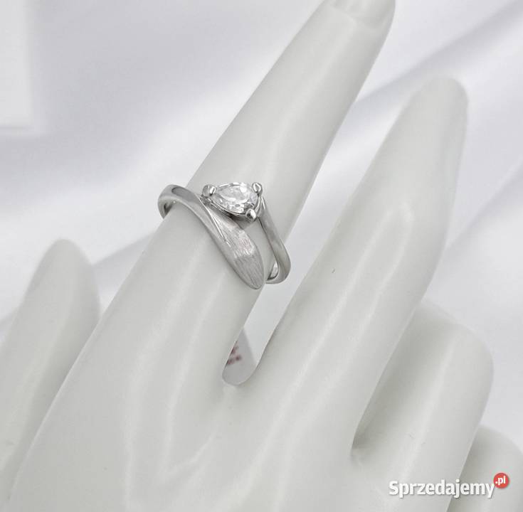 30Pierścionek r13 srebrny z cyrkonią w kształcie Poznań