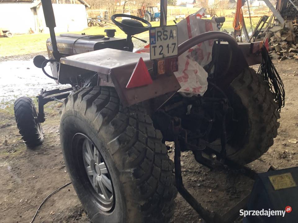 czerwony sam ciągnik Prusiek