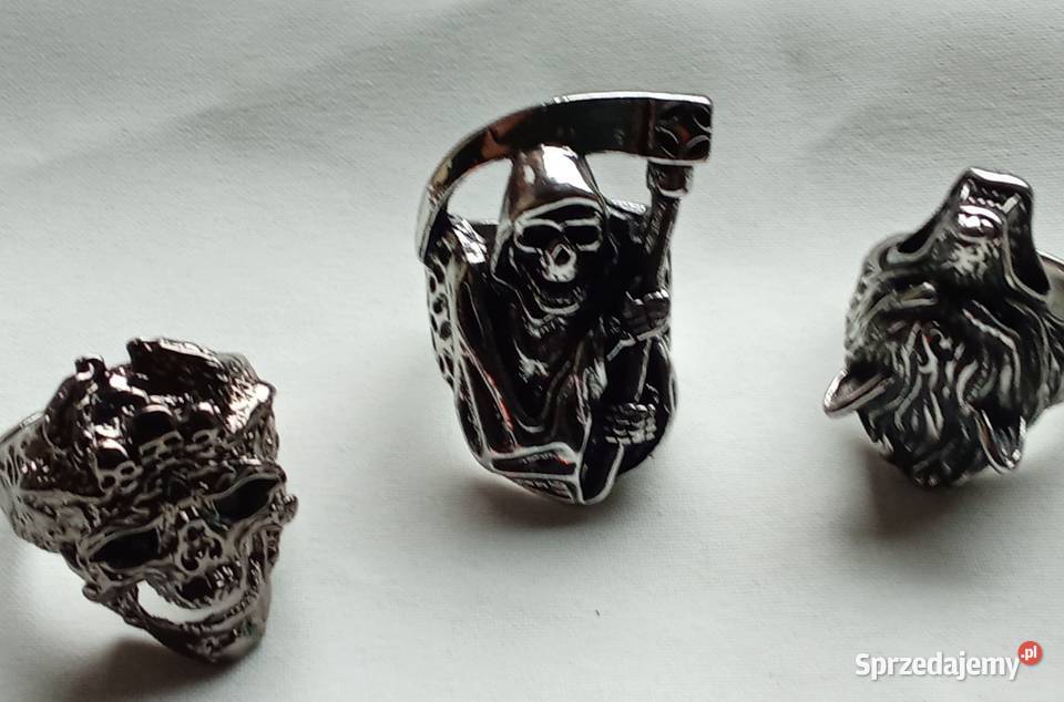 Pierścienie mężczyzn jeżdżących motorem