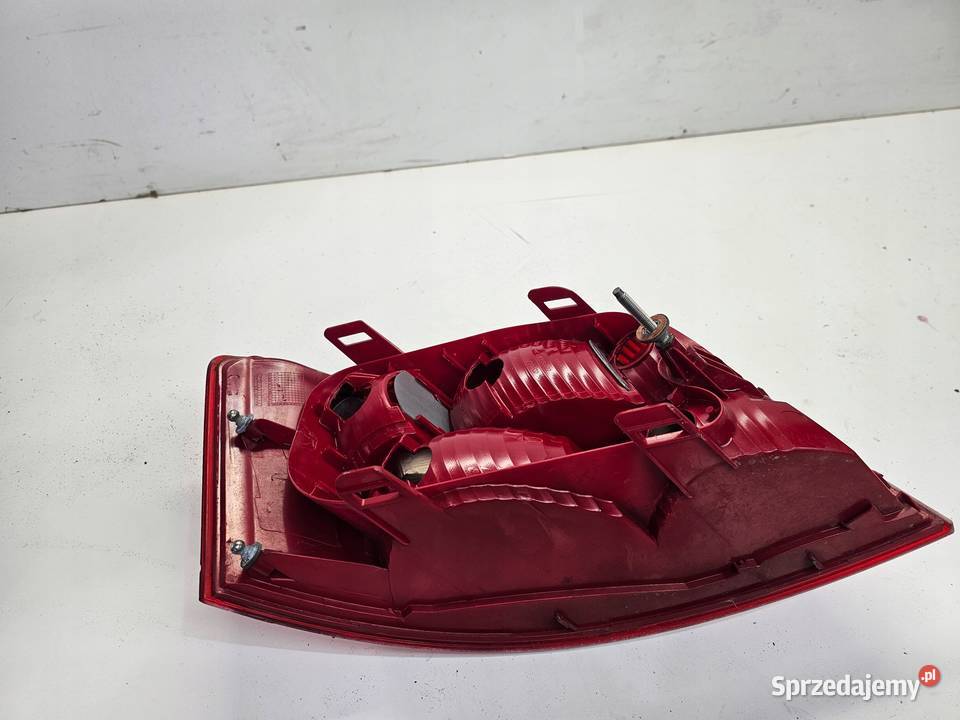 LAMPA PRAWY TYŁ W BŁOTNIK NA ŻARÓWKI AUDI A6 C6 osobowe Przystajń