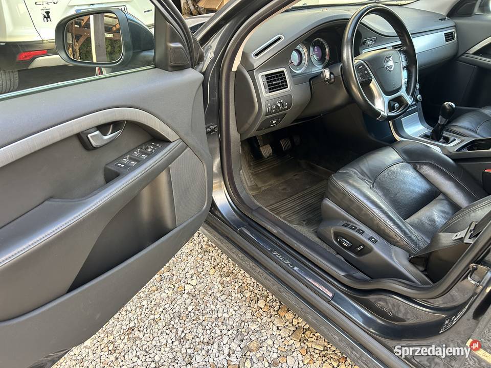Volvo V70 20 benzyna SUMMUM model 2011 Kielce sprzedam