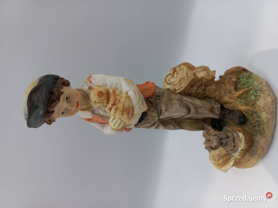 Kolekcjonerska figurka chłopiec z kotkiem The Inowrocław