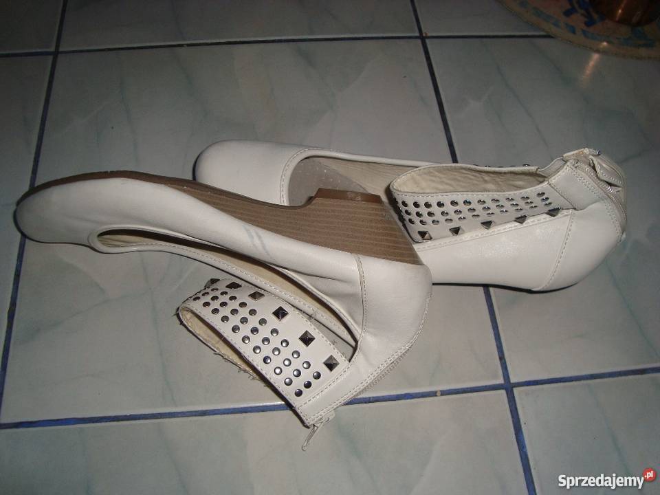 Buty damskie białe zapinane na kostce