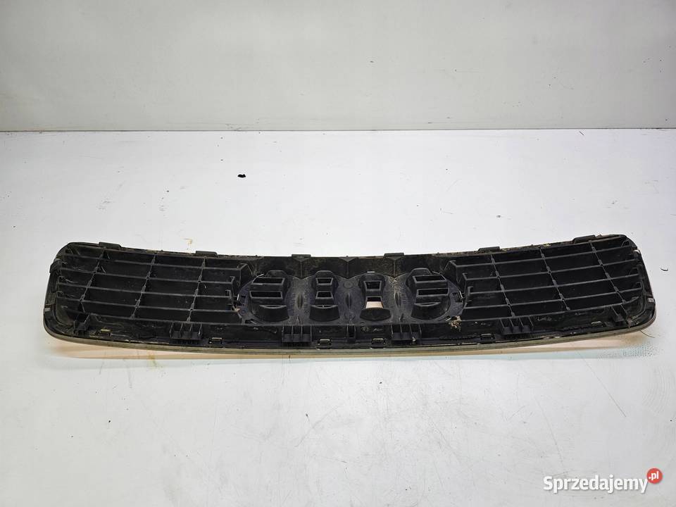 GRILL ATRAPA CHŁODNICY AUDI A4 B5 8D0853651J Przystajń