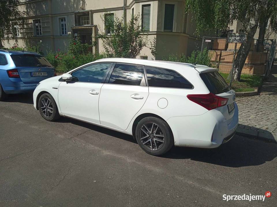 Sprzedam Toyotę Auris hybrid kombi 2015 Motoryzacja