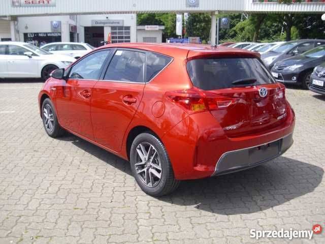 Toyota Auris czerwony