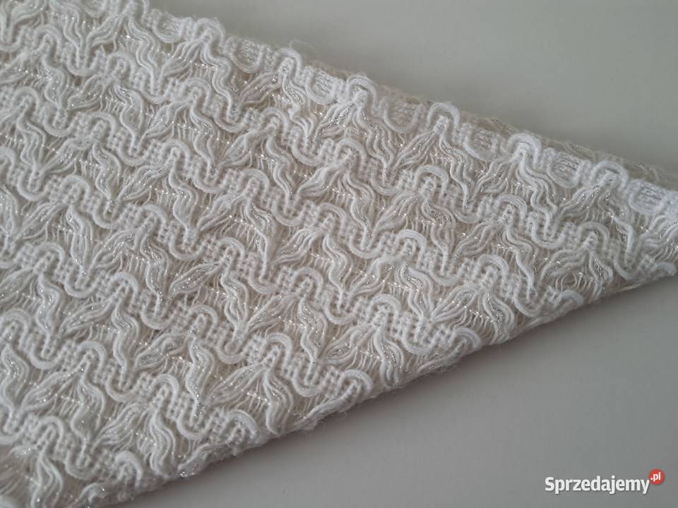 Chusta biała z frędzlami i srebrną nitką do