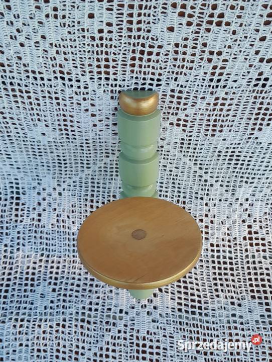 Świeżo odnowione kwietniki świeczniki drewniane