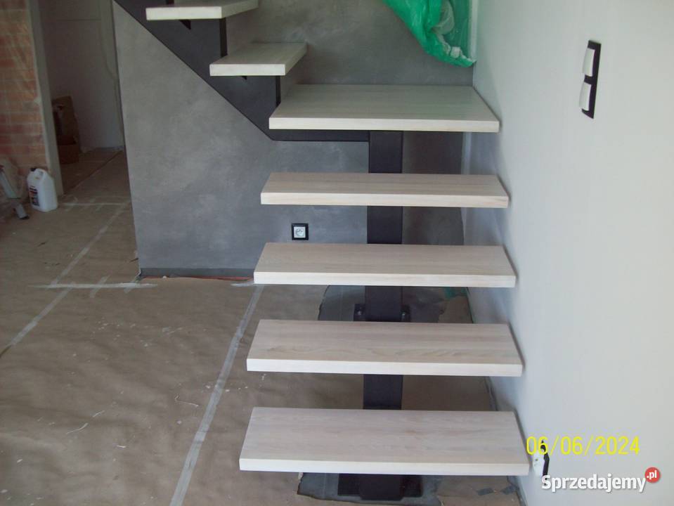 Schody na konstrukcji metalowej stopnie