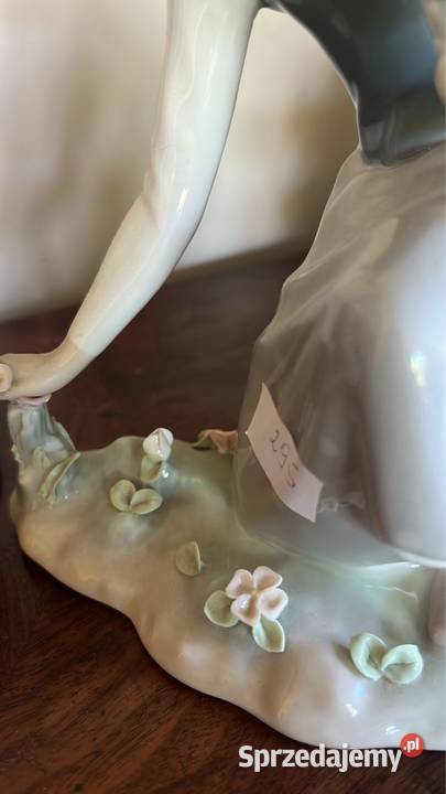 Figurka Dziewczyna zrywająca kwiaty Lladro 1971 Gdańsk