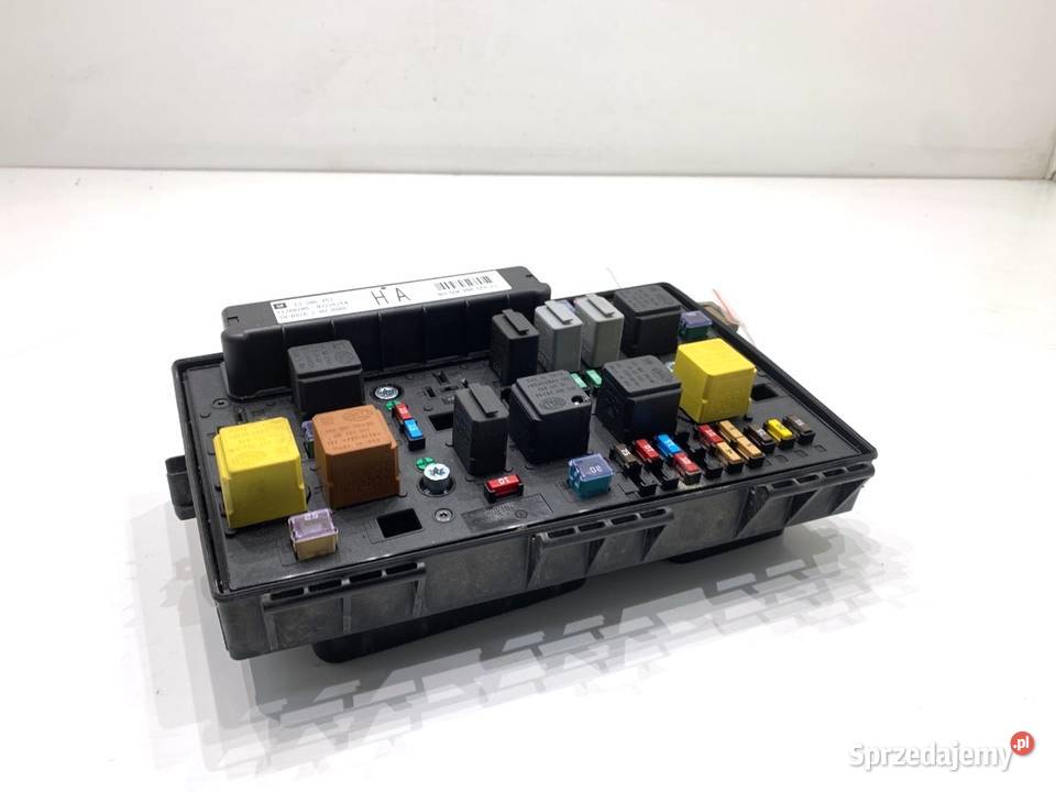 SKRZYNKA BEZPIECZNIKÓW OPEL ZAFIRA B 13206753HA