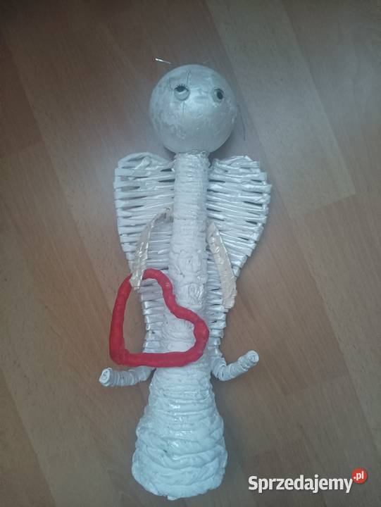 Lalka i czapka z papieru