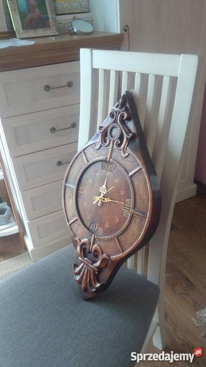 Zegar rzeźbiony z drewna Zamość