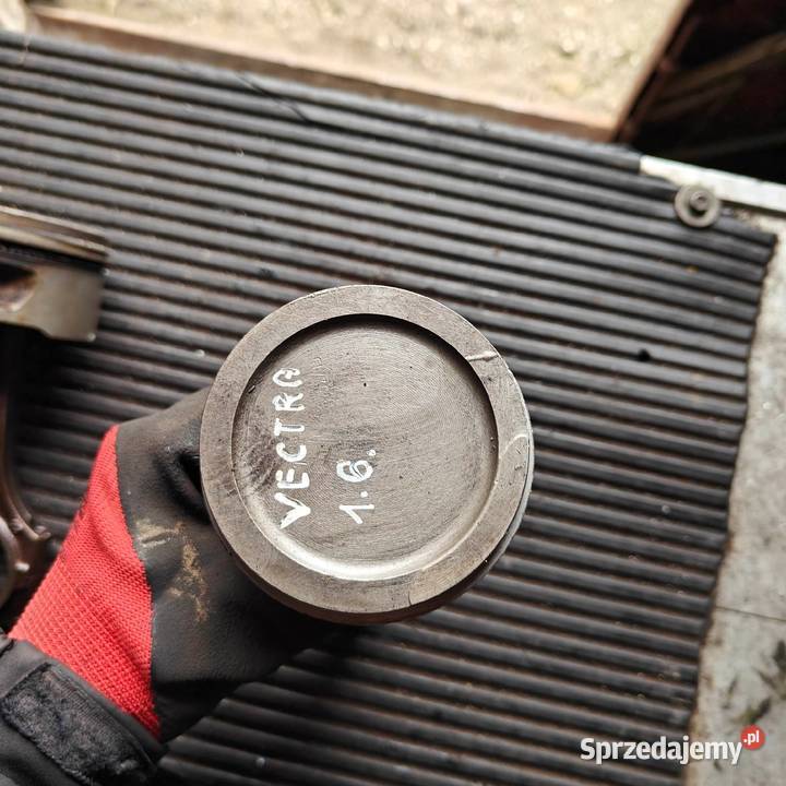 Tłoki Opel Vectra 16 b Puławy sprzedam