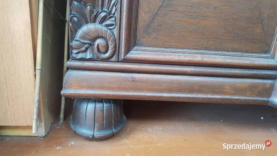 Piękny kredens drewniany