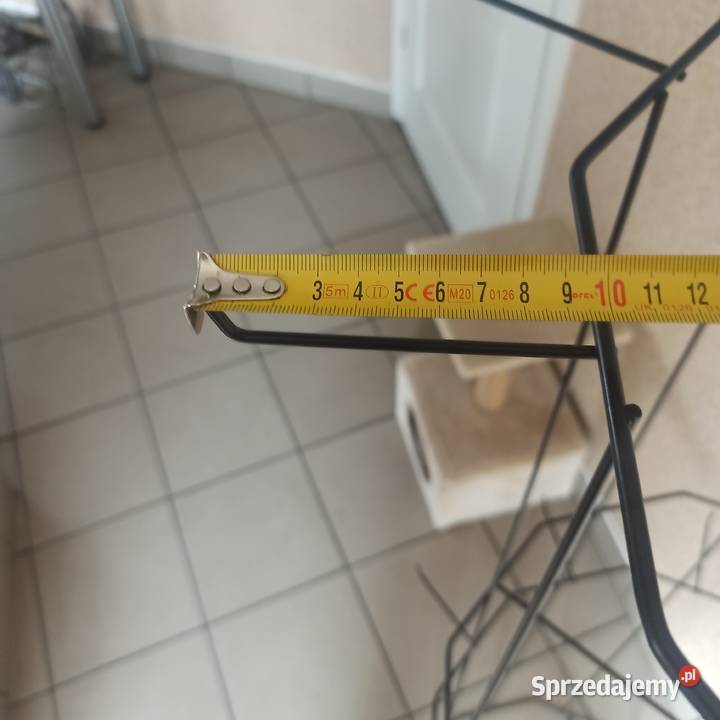 Stojak obrotowy z haczykami do różnego rodzaju