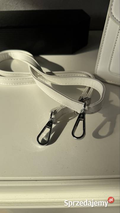 Elegancka biała torebka z długim paskiem Moda i Styl śląskie Katowice