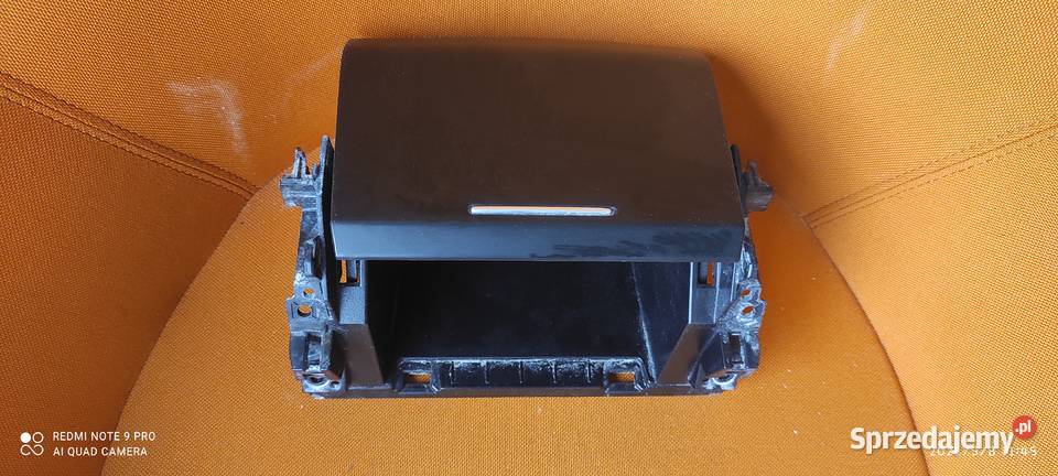 SCHOWEK DESKI ROZDZIELCZEJ ŚRODKOWY GNIAZDO USB Rok produkcji 2018 Częstochowa