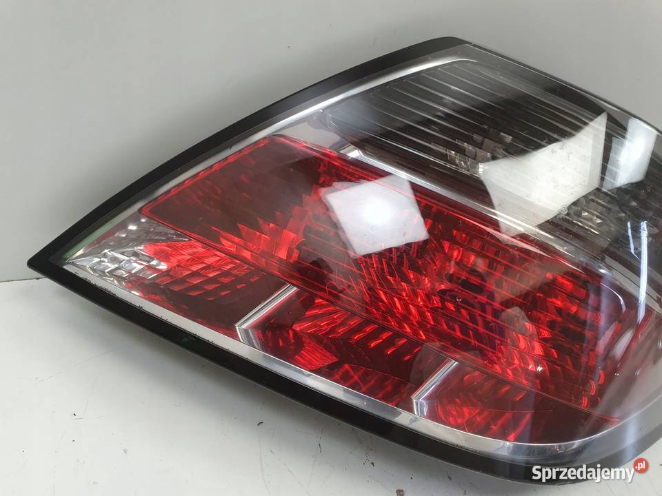 TYLNA LAMPA PRAWA Opel Astra H III lift HB 0610r Rudka