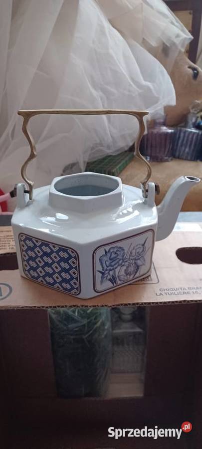porcelanowy czajnik w kształcie sześciokąta