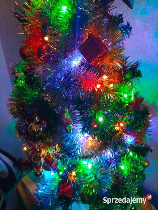 Sztuczna choinka z lampkami i bombkami