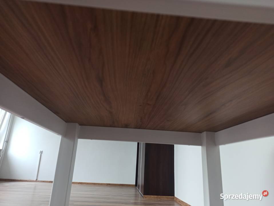 Nowy stół z metalowymi nogami