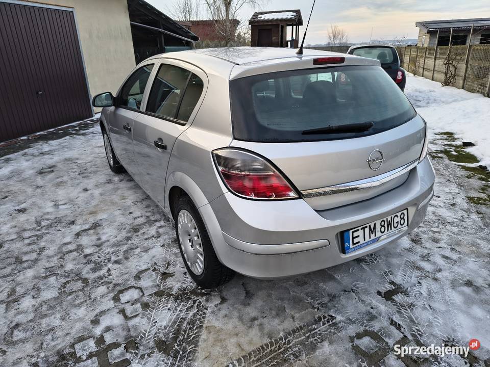Opel Astra H 16 115 2011 Rok produkcji 2011 Glinnik