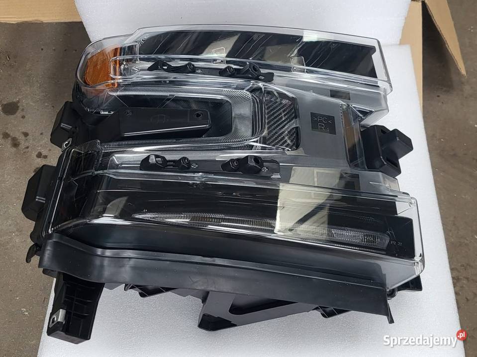 LAMPA PRZEDNIA PRAWA REFLEKTOR LED NOWY Mojusz