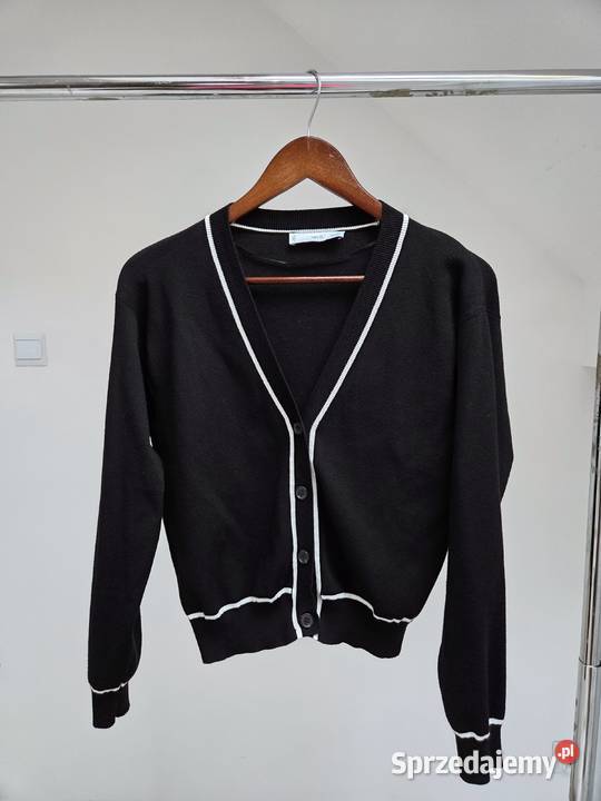 Czarny sweter kardigan dekolt w serek z białą Liszki