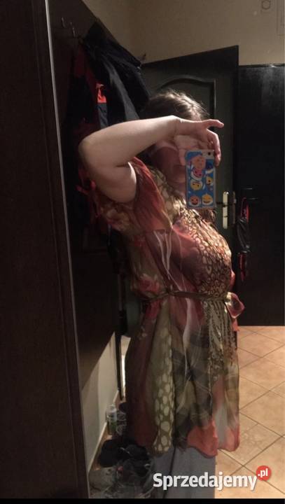 Kolorowa sukienka mgiełka z paskiem i aplikacją Kłodawa