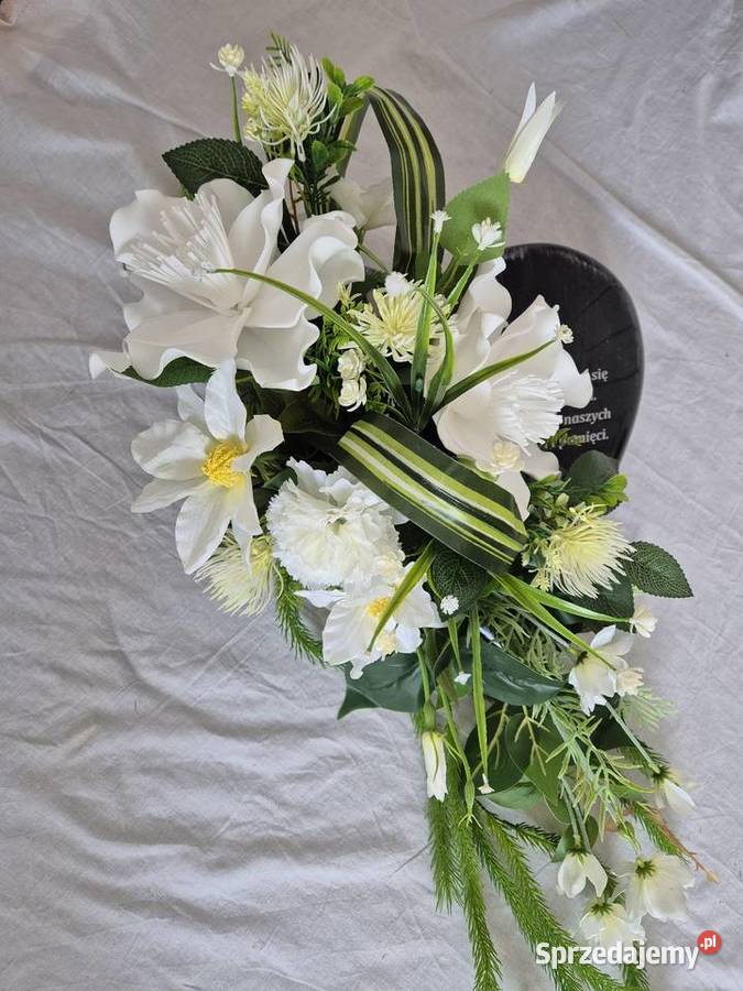 Stroik kompozycja na cmentarz w ozdobnym sercu Pleszew