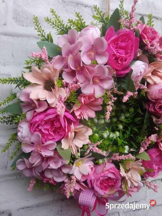 Dekoracyjny wianek na drzwi w odcieniach różu