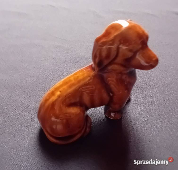 Figurka z porcelitu siedzący piesek jamnik PRL Koźminek