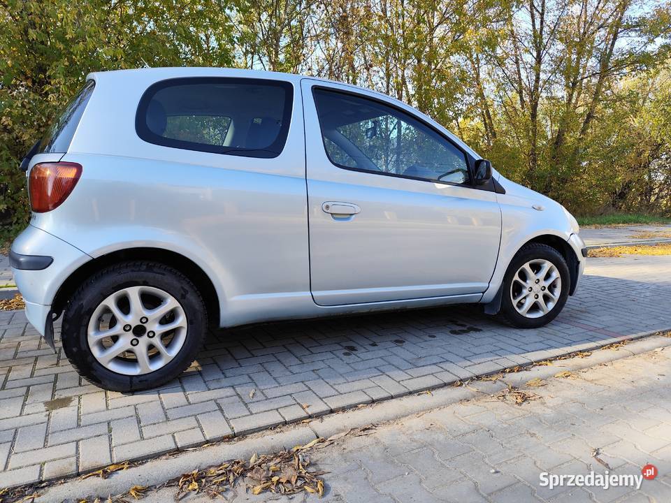 TOYOTA YARIS 2004 STARSZA DAMA ALE NADAL Z WERWĄ 218000km sprzedam