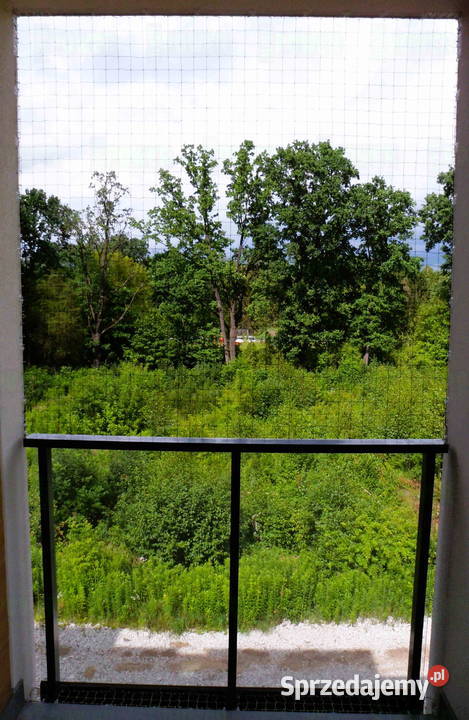 Montowanie siatki przed ptakami na balkon
