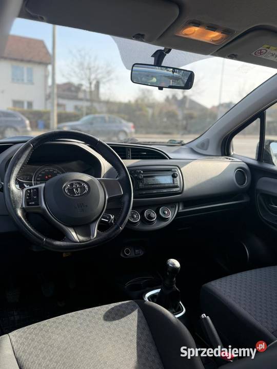 TOYOTA YARIS 10 Benzyna 70 2015R 199 000 srebrny śląskie Częstochowa sprzedam