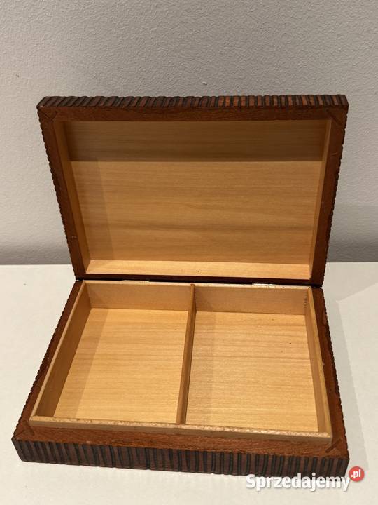 Kasetka drewniana wypalana na karty do gry z PRL