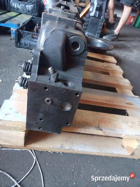 Claas Xerion Cat C9 głowica cylindrów 2134360 Pozostałe wielkopolskie Jastrzębniki