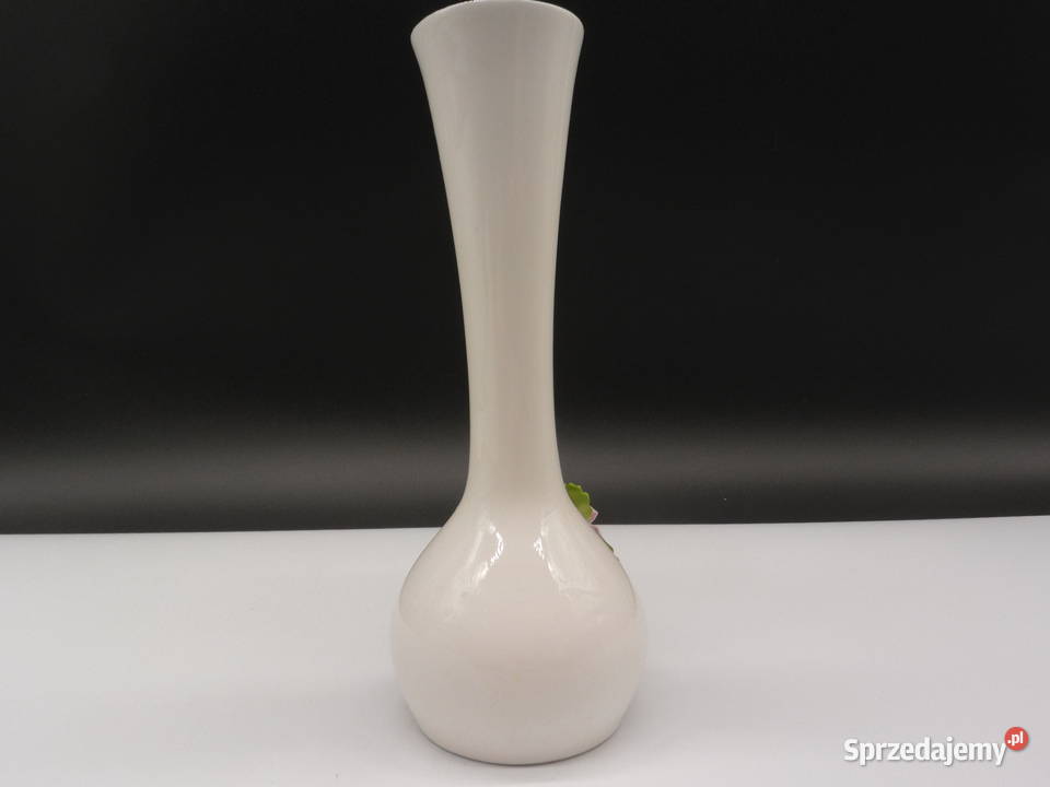 Wazon z porcelany kostnej Staffordshire z różami Raszków